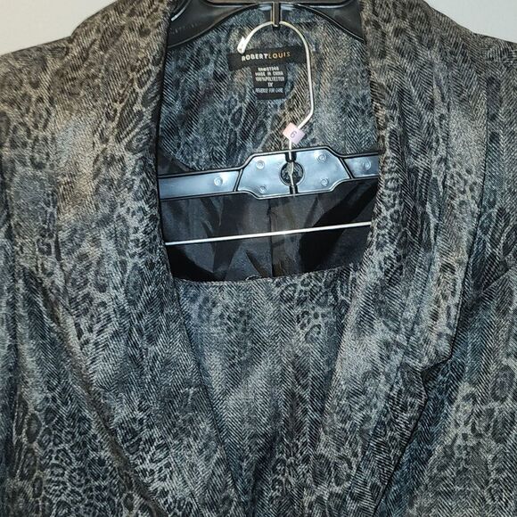 Robert Louis Suit   - Picture 3 of 8